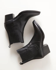 Women's classic black ankle boots in genuine leather – handcrafted in Italy with everyday comfort